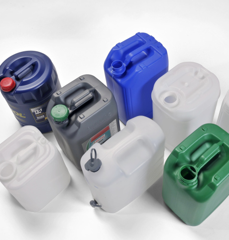 Kunststof jerrycans geproduceerd op BEKUM extrusie blaasmachines
